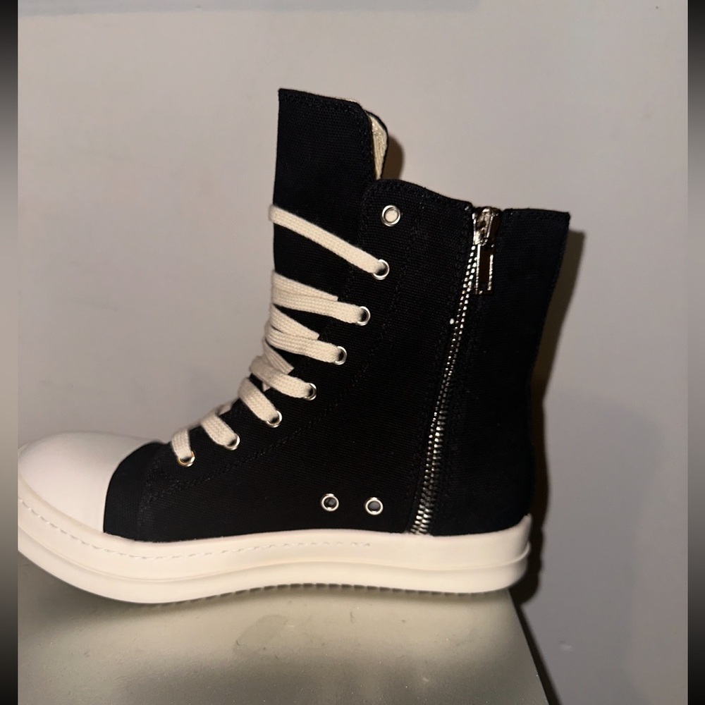 Brand new just ordered the wrong size never worn just tried them on.